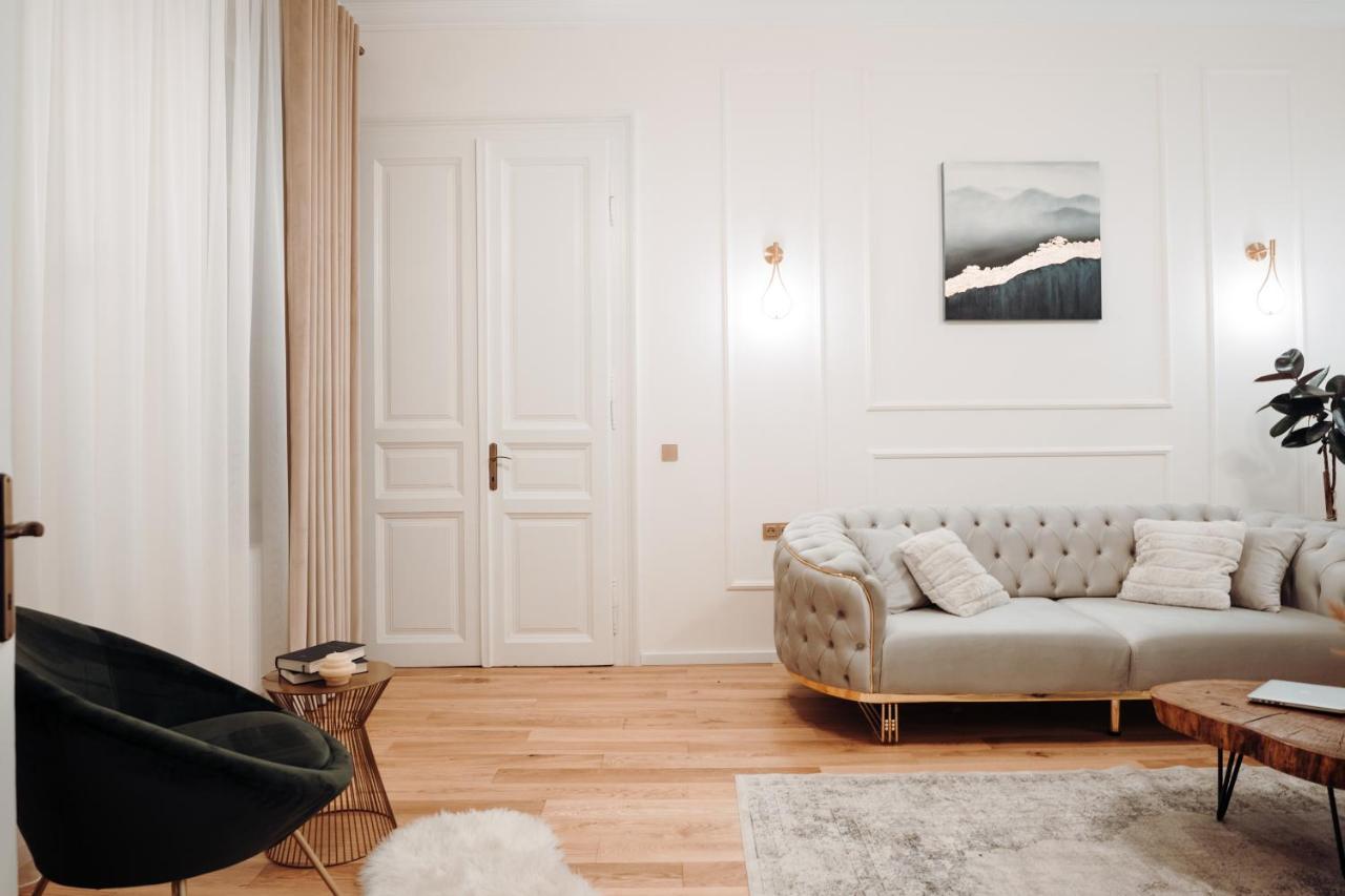 Fabulous And Fancy City Center Designer Apartment Клуж-Напока Экстерьер фото