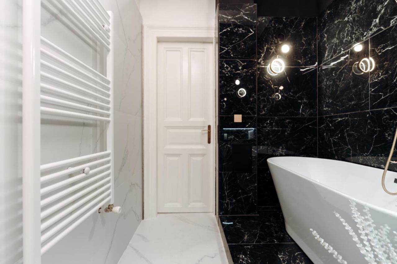 Fabulous And Fancy City Center Designer Apartment Клуж-Напока Экстерьер фото