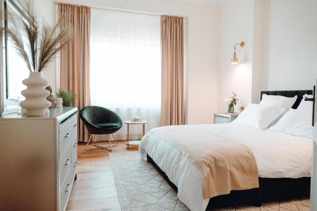 Fabulous And Fancy City Center Designer Apartment Клуж-Напока Экстерьер фото