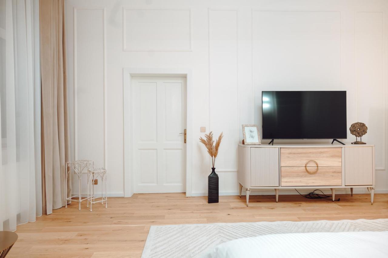 Fabulous And Fancy City Center Designer Apartment Клуж-Напока Экстерьер фото