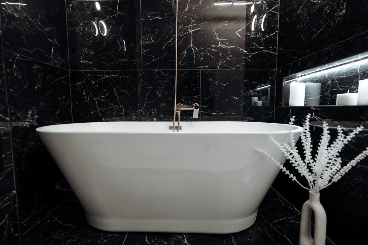Fabulous And Fancy City Center Designer Apartment Клуж-Напока Экстерьер фото